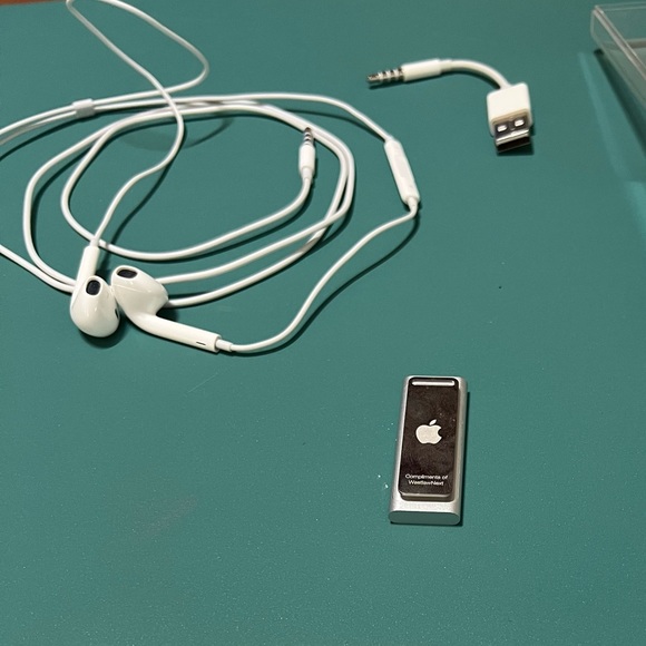 Apple IPod shuffle. 4GB never been used. - Picture 2 of 5